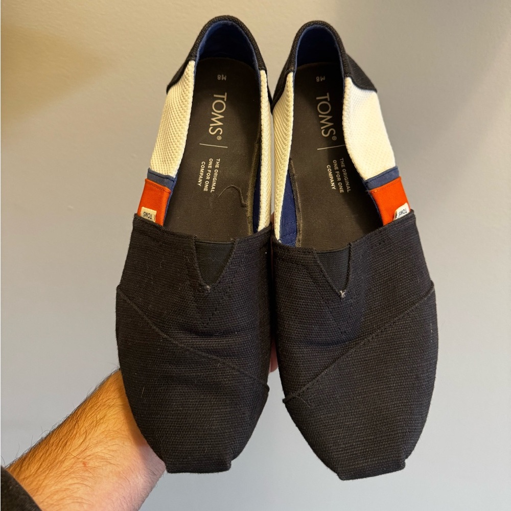 Men’s black,blue, red and white Toms size 8